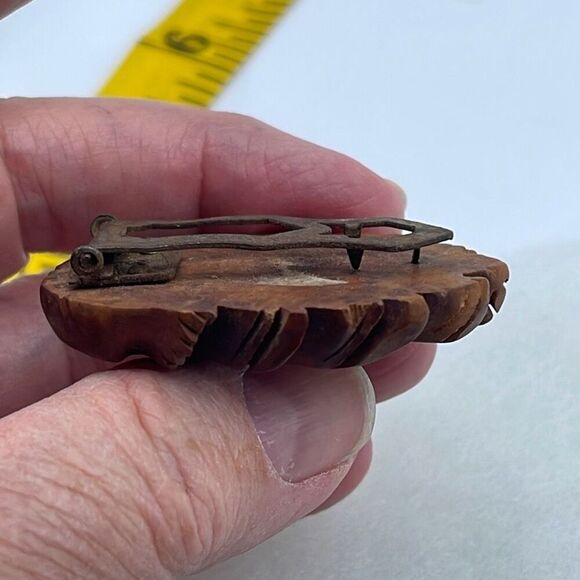 Antique-Vintage hand carved wood fur dress clip. Botanical design - Picture 5 of 7